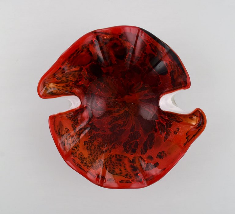 Organisk formet Murano skål i mundblæst kunstglas. Røde nuancer. Italiensk design, 1960