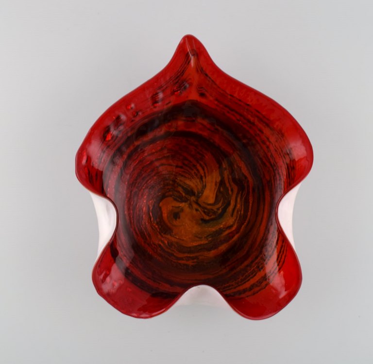 Stor bladformet Murano skål i mundblæst kunstglas med bølgede kanter. Røde nuancer. Italiensk design, 1960