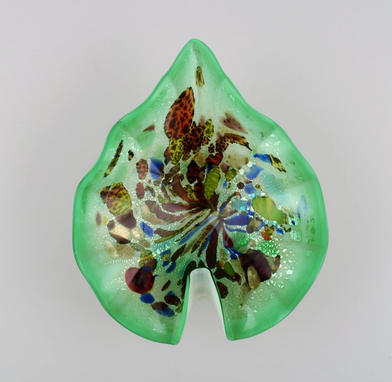 Leaf-shaped Murano bowl in polychrome mouth blown art glass. Green background. Italian design, 1960s.