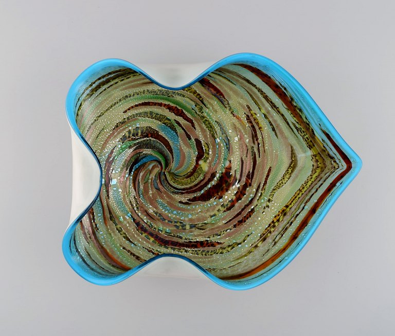 Large Murano bowl in polychrome mouth blown art glass with wavy edge. Italian design, 1960s.