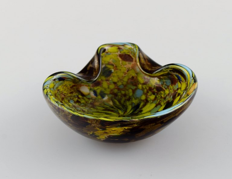 Small Murano bowl in polychrome mouth blown art glass. Italian design, 1960s.