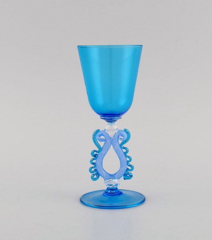 Barovier og Toso, Venedig. Sjældent vinglas i lyseblåt mundblæst kunstglas. Italiensk design, midt 1900-tallet.