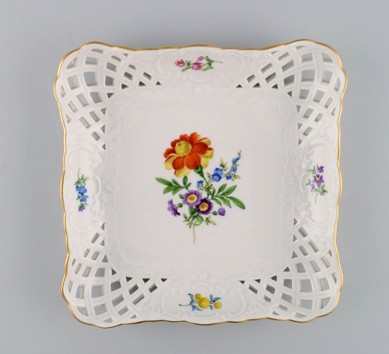 Kvadratisk Meissen fad / skål i gennembrudt porcelæn med håndmalede blomster og guldkant. Tidligt 1900-tallet.