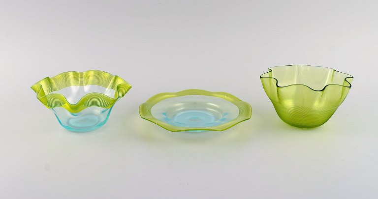 Skandinavisk glaskunstner. Tallerken og to skåle i mundblæst kunstglas med bølget kant. 1980