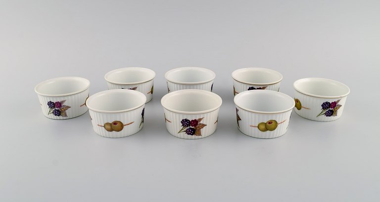 Royal Worcester, England. Eight small Evesham porcelain bowls decorated with fruits and gold rim. 1980s.
