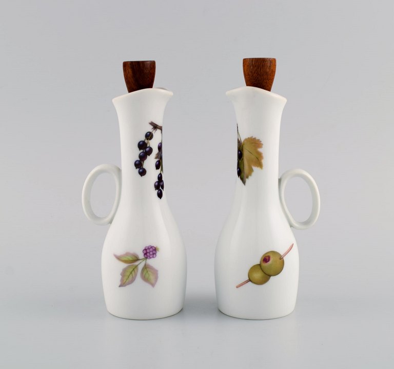 Royal Worcester, England. Evesham olie / eddike sæt i porcelæn dekoreret med frugter. Prop i teak. 1980