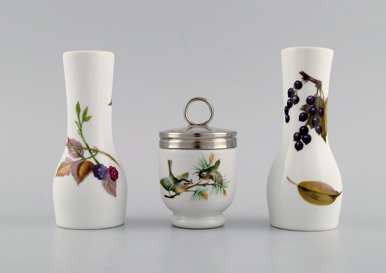 Royal Worcester, England. Evesham mustard jar and salt / pepper shakers in porcelain decorated with fruits and birds. 1980s.