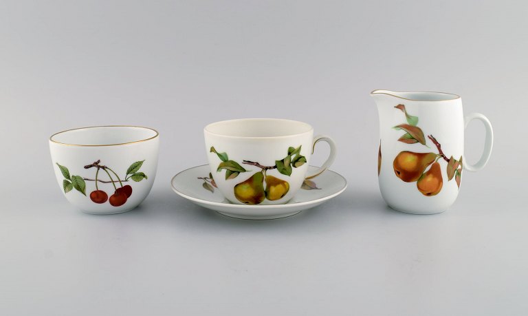 Royal Worcester, England. Evesham porcelain morning cup with sugar bowl and cream jug decorated with fruits and gold rim. 1980s.