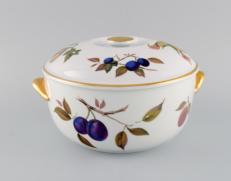 Royal Worcester, England. Large Evesham lidded tureen in porcelain decorated with fruits and gold rim. 1980s.