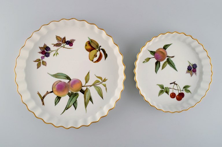 Royal Worcester, England. To Evesham tærtefade i porcelæn dekoreret med frugter og guldkant. 1980