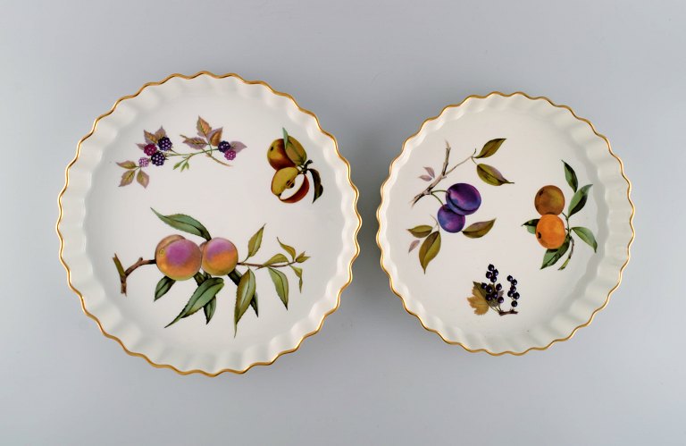 Royal Worcester, England. To Evesham tærtefade i porcelæn dekoreret med frugter og guldkant. 1980