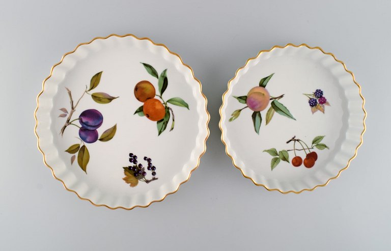 Royal Worcester, England. Two Evesham pie dishes in porcelain decorated with fruits and gold rim. 1980s.