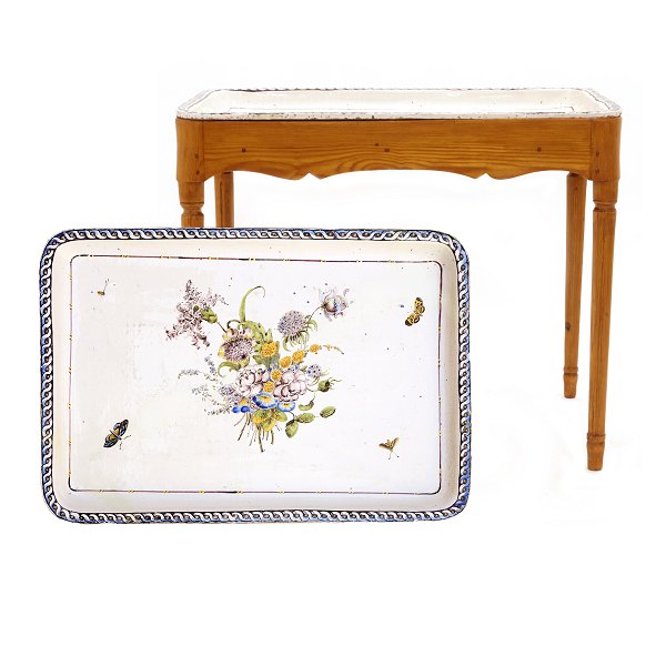 Polychromdekorierter Marieberg Fayencetisch auf Louis XVI Untergestell. Schweden um 1770. H: 74cm. Platte: 61x88cm