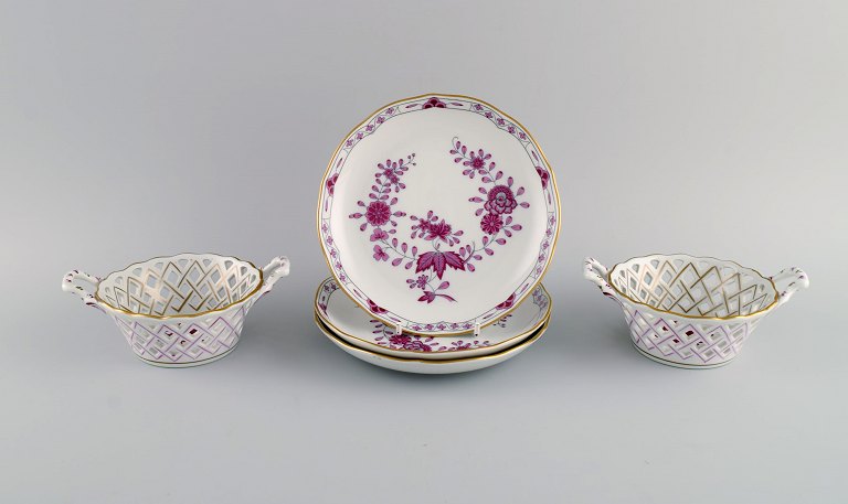 Tirschenreuth, Tyskland. Tre tallerkener og to skåle i gennembrudt porcelæn med håndmalede blomster og gulddekoration. Midt 1900-tallet.