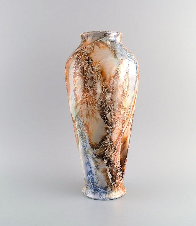 Arabia, Finland. Large art deco vase in glazed faience. Beautiful marbled glaze. 1920/30s.