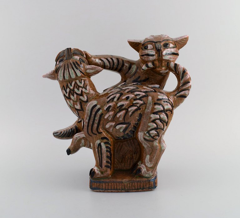Helge Christoffersen (1925-1965), Denmark. Unique figure in hand-painted and glazed stoneware. Playing cats. Mid 20th century.