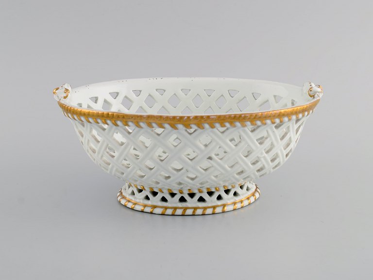 Antik Meissen skål i gennembrudt porcelæn med håndmalet gulddekoration. 1800-tallet.