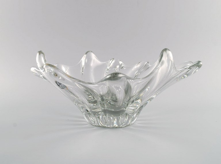 Muhr, France. Large bowl in clear mouth-blown art glass with wavy edge. 1970s.