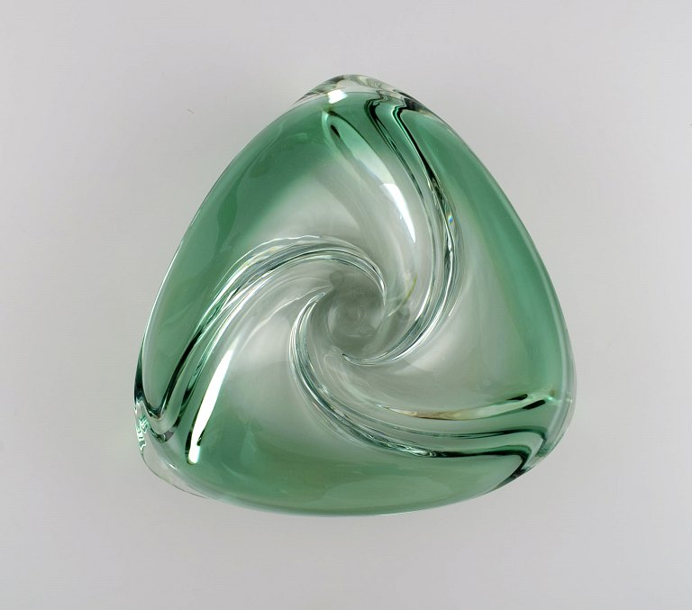 Murano bowl in green mouth-blown art glass. Curved design. Italy, 1980s.
