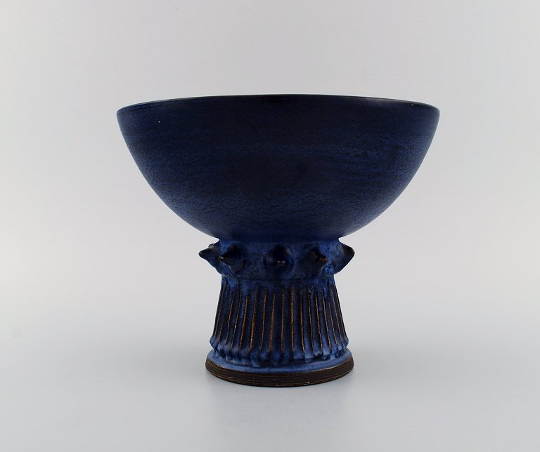 Irma Yourstone (1911-1988), Sverige. Skål på fod i glaseret stentøj. Smuk glasur i dybe blå nuancer. 1960