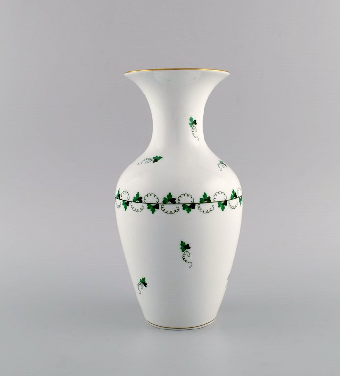 Herend vase i håndmalet porcelæn. Midt 1900-tallet.