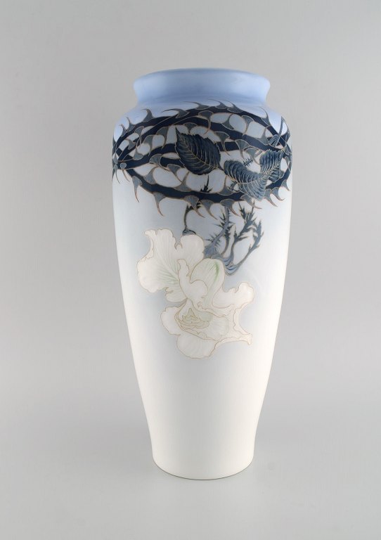 Bertha Nathanielsen for Royal Copenhagen. Stor unika art nouveau vase i håndmalet porcelæn. Hvid rose med torne. Dateret 1929.