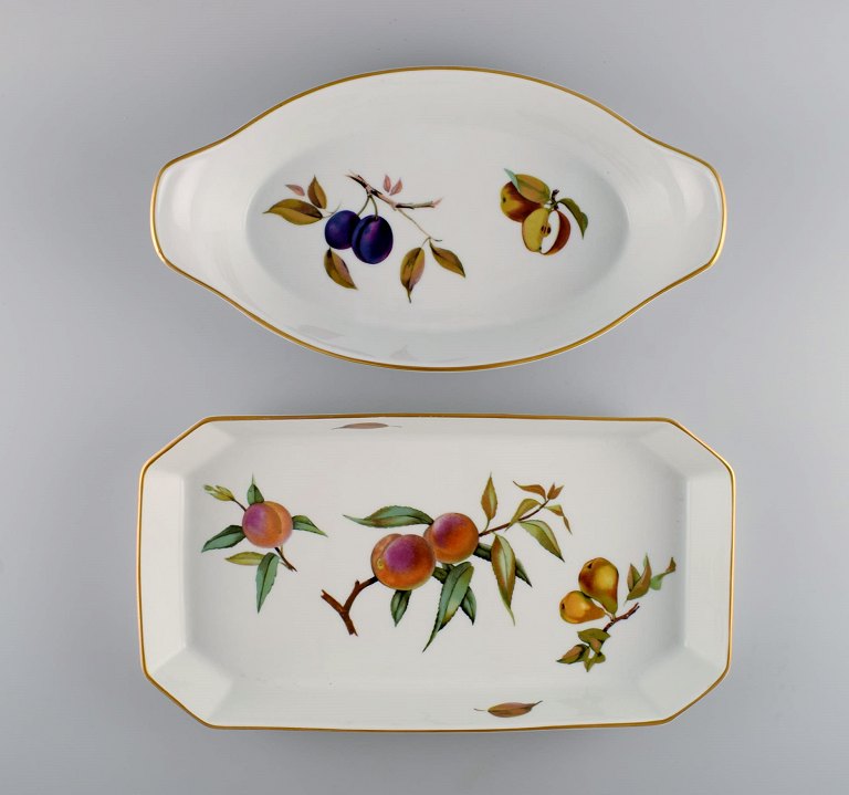 Royal Worcester, England. Two Evesham serving dishes in porcelain decorated with fruits and gold rim. 1960/70s.
