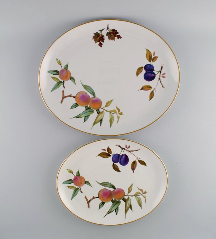 Royal Worcester, England. To Evesham serveringsfade i porcelæn dekoreret med frugter og guldkant. 1960/70