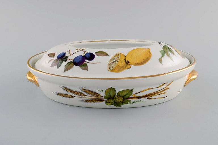 Royal Worcester, England. Evesham lågfad i porcelæn dekoreret med frugter og guldkant. 1960/70