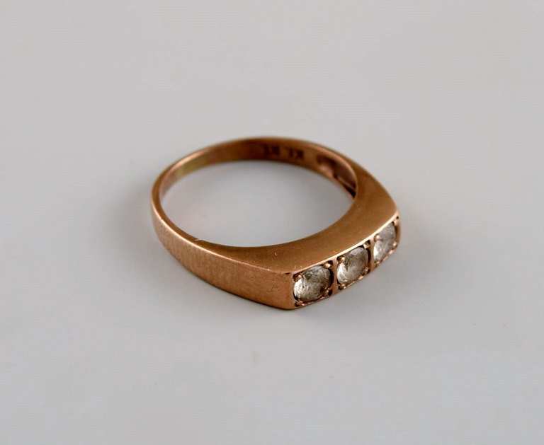 Skandinavisk guldsmed. Vintage ring i 8 karat guld prydet med tre halvædelsten. Midt 1900-tallet.