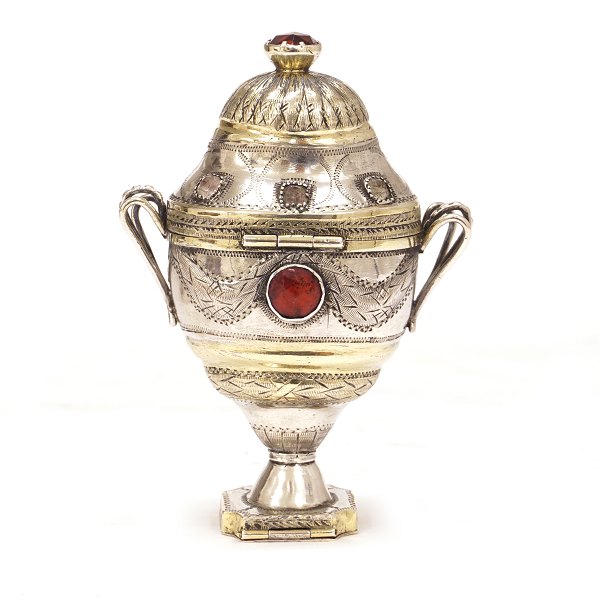Partly gilt silver vinaigrette. Martin Hinrich Petersen, Haderslev, 1792-1809. H: 9,2cm. W: 50,3gr