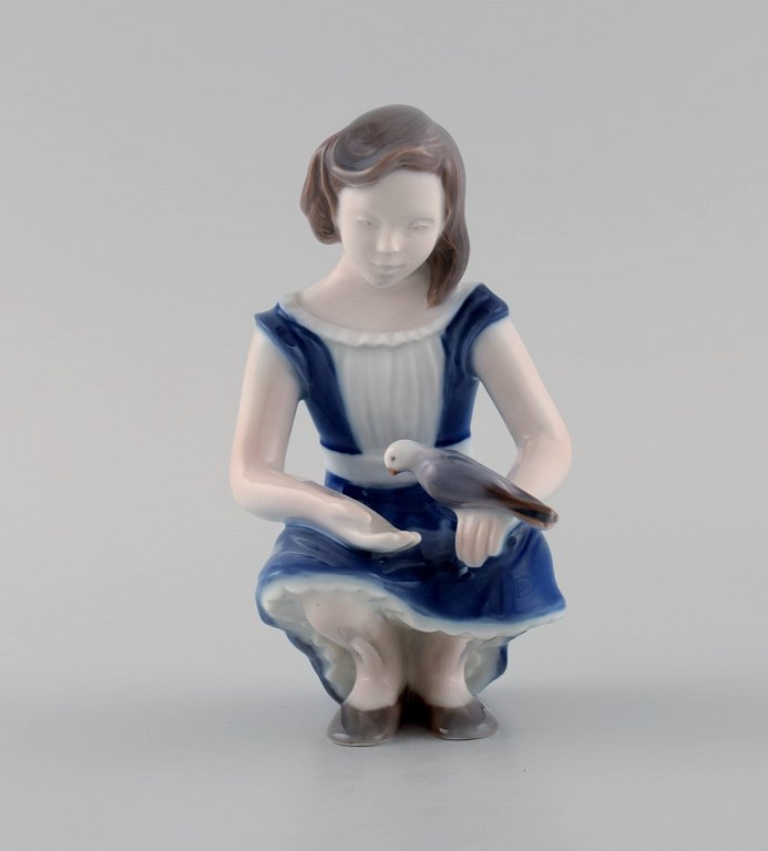 Bing & Grøndahl porcelænsfigur. Pige med due. Modelnummer 2340. 