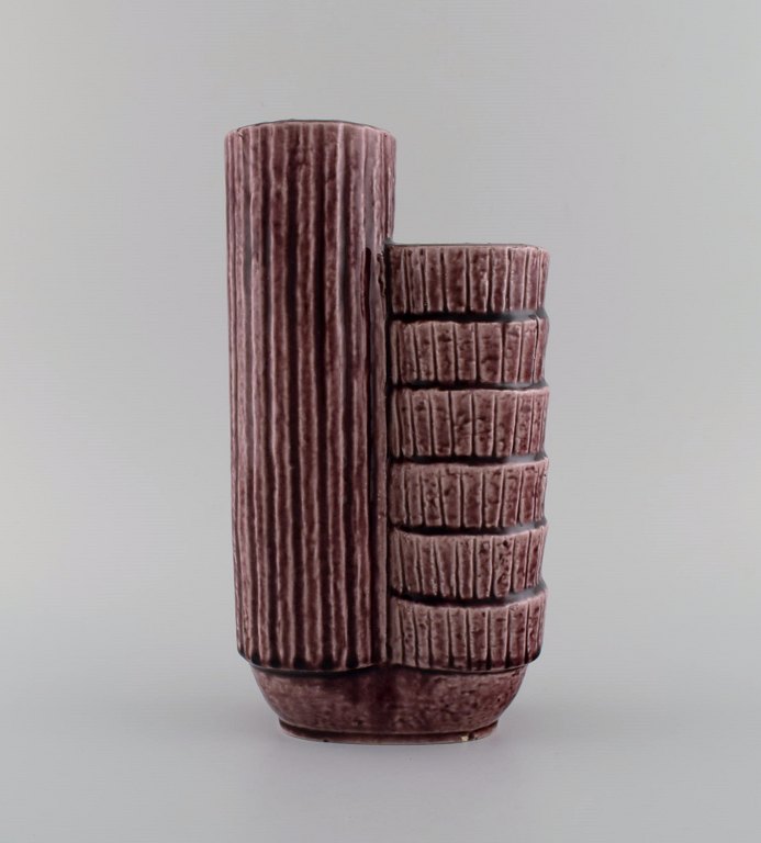 Gunnar Nylund (1904-1997) for Rörstrand. Chamotte vase in glazed ceramics. Beautiful glaze in light violet shades. Mid 20th century.