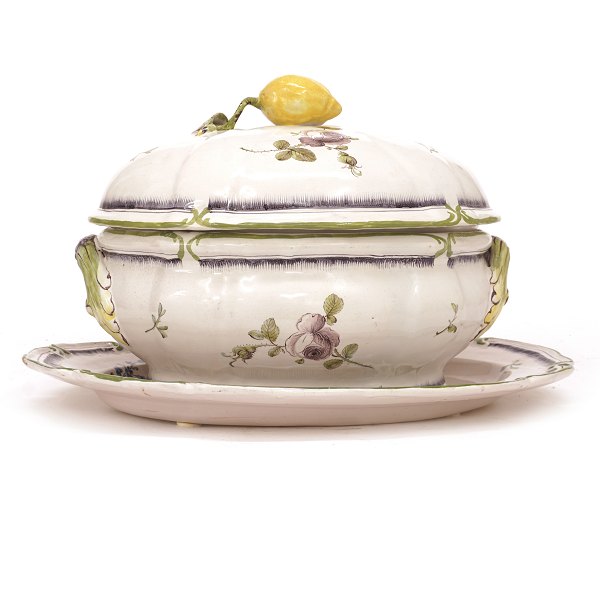 Polychrome decorated faience tureen. Stralsund circa 1770. L plate: 41cm. H: 24cm