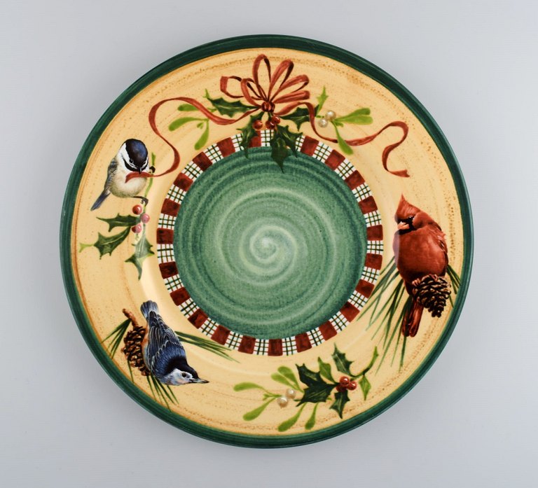 Catherine McClung for Lenox. "Winter greetings". Stort rundt fad i glaseret stentøj dekoreret med mistelten, fugle og rødt bånd. Ca. 2000.