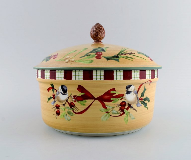 Catherine McClung for Lenox. "Winter greetings everyday". Stor lågterrin i glaseret stentøj dekoreret med mistelten, fugle og rødt bånd. Lågknop modelleret som grankogle. Ca. 2000.