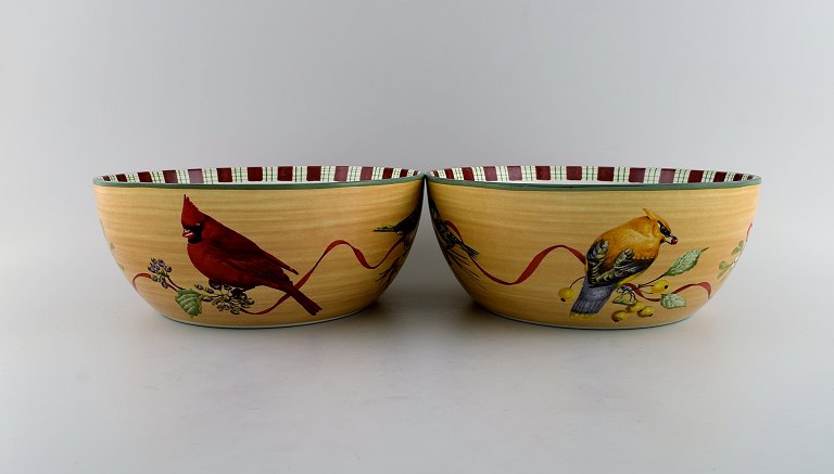 Catherine McClung for Lenox. "Winter greetings everyday". To store skåle i glaseret stentøj dekoreret med mistelten, fugle og rødt bånd. Ca. 2000.
