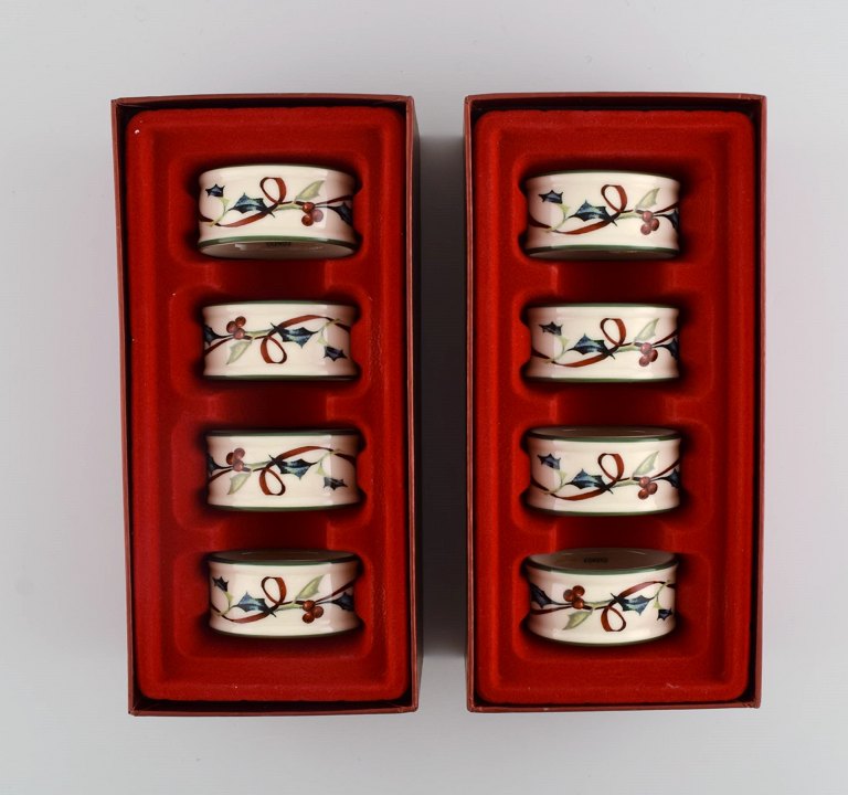 Catherine McClung for Lenox. "Winter greetings everyday". Otte servietringe i glaseret stentøj dekoreret med mistelten og rødt bånd. Ca. 2000.