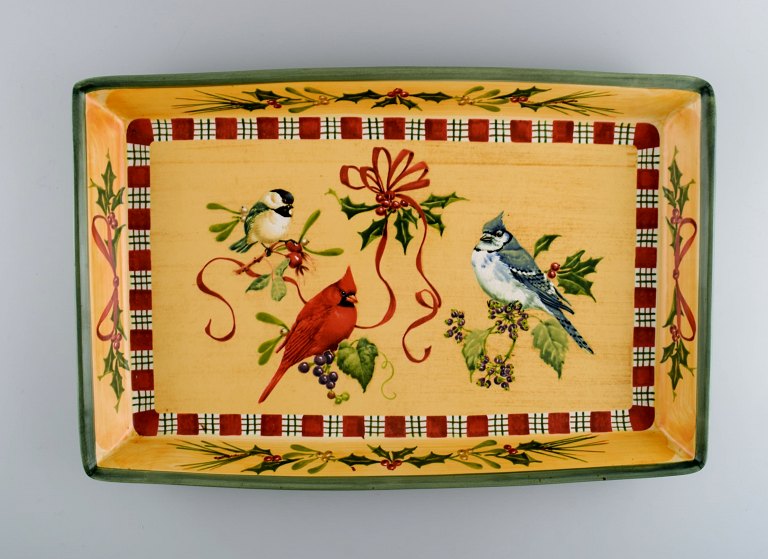 Catherine McClung for Lenox. "Winter greetings". Stort serveringsfad i glaseret stentøj dekoreret med mistelten og fugle. Ca. 2000.