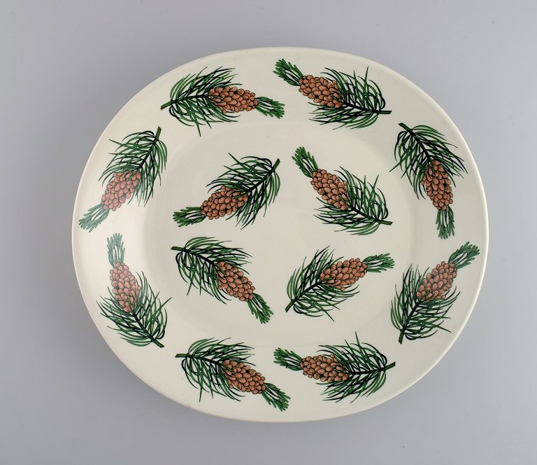 Ovalt Arabia fad i glaseret stentøj med håndmalede grankogler. Finsk design. Dateret 1972.