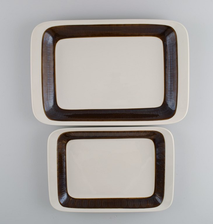 Hertha Bengtson (1917-1993) for Rörstrand. To Koka serveringsfade i glaseret stentøj. 1960
