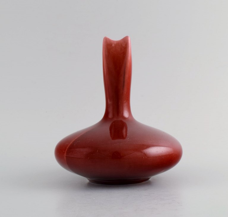 Tidlig Rörstrand art nouveau vase i glaseret fajance. Smuk glasur i røde nuancer. Tidligt 1900-tallet.