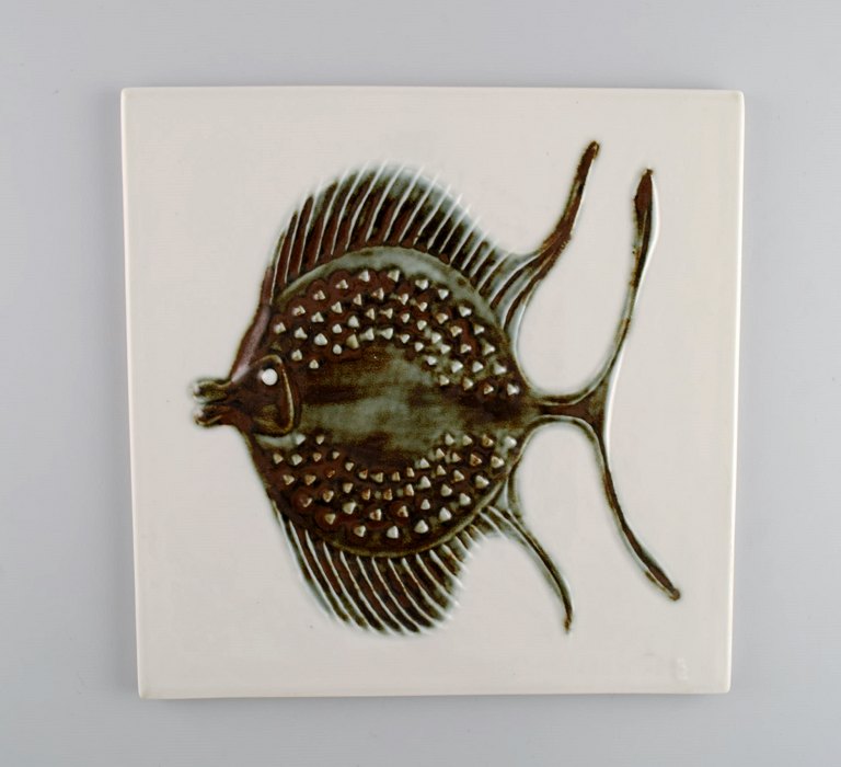 Bertil Lundgren for Rörstrand. "Galleri 1" vægplakette i glaseret porcelæn med fisk. 1970