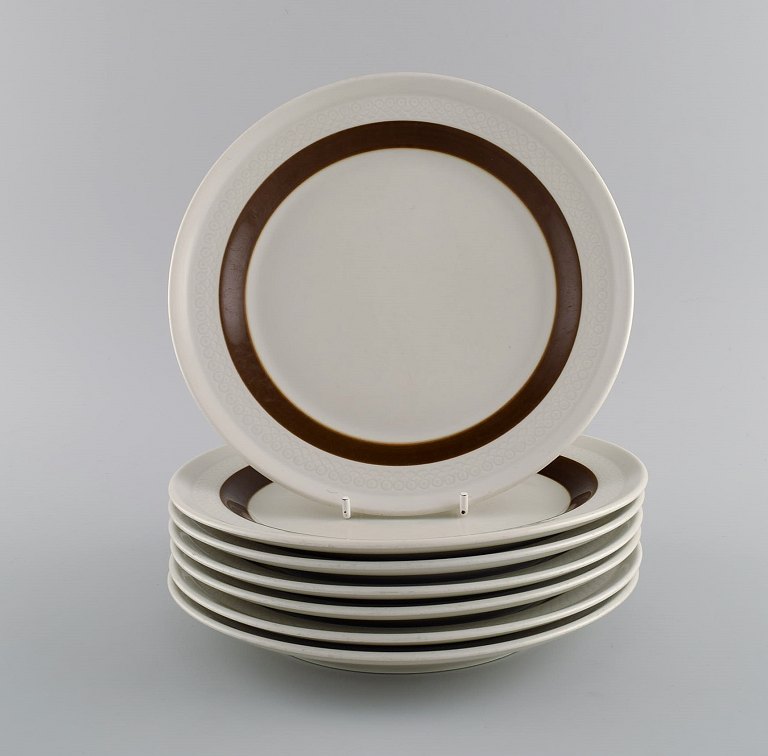 Olle Alberius for Rörstrand. Syv Forma frokosttallerkener i glaseret stentøj. Dateret 1967-1981.