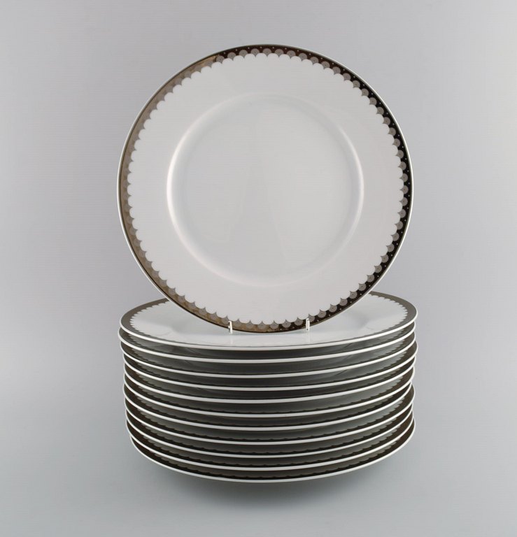 Sigvard Bernadotte for Christineholm. Tolv store middagstallerkener i porcelæn med sølvkant. 1980
