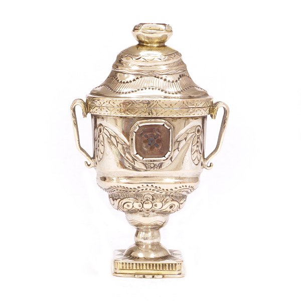 Hovedvandsæg i delvist forgyldt sølv prydet med flusser. Mester A. Maler, Skærbæk, 1797-1829. H: 8,3cm