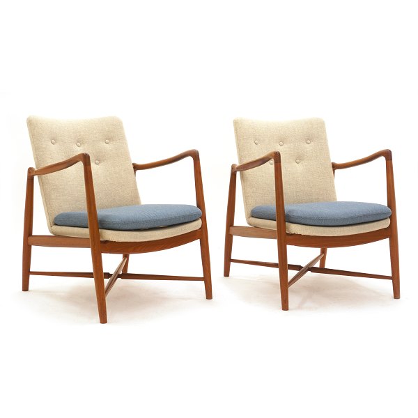 Finn Juhl BO59 kaminstole. Et par Finn Juhl Kaminstole med teak stel. Formgivet ca. år 1943 og fremstillet af Bovirke. Model BO59 også kendt som "Westermanns Kaminstol"