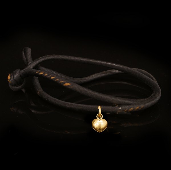 Ole Lynggaard læderarmbånd med 18kt guld Sweet Drops hjertevedhæng. Stemplet Ole Lynggaard. L: 35cm. Vedhæng: 2x1,2cm