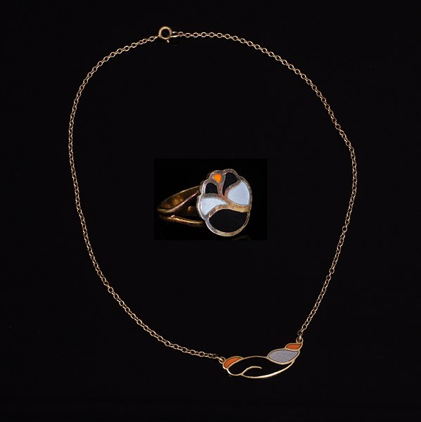 Set of gilt sterlingsilver necklace and ring with enamel. Made by Erik Magnussen for A. Michelsen, Copenhagen. Necklace L: 40cm. Ringsize: 50