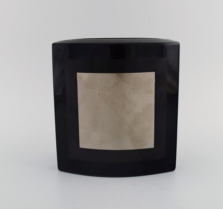H. Dresler for Rosenthal. Stor vase i håndmalet porcelæn med sølvdekoration. 1980